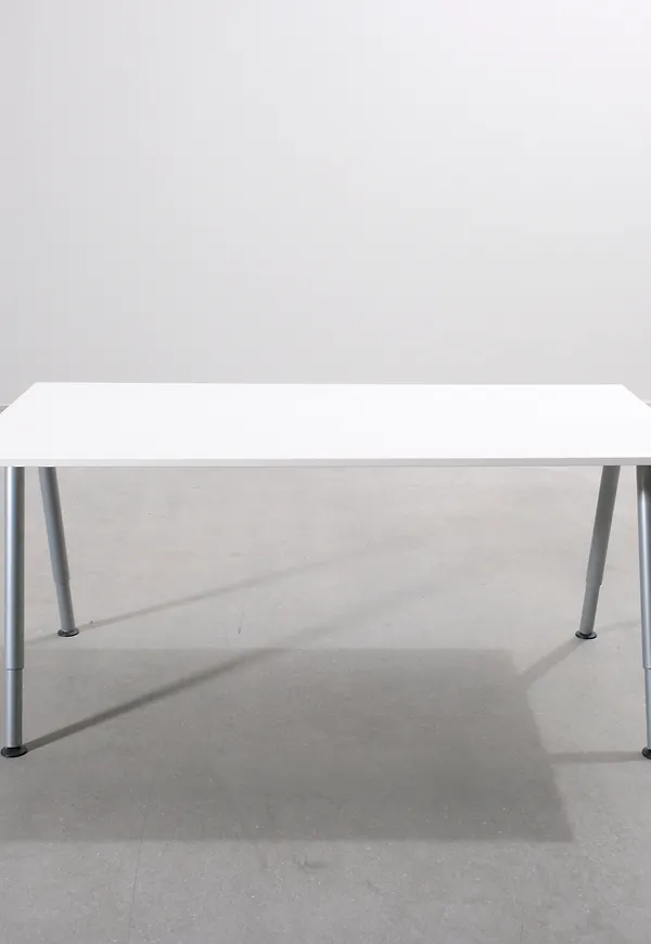 Riktigt fin vit bord 2025 från Ikea.