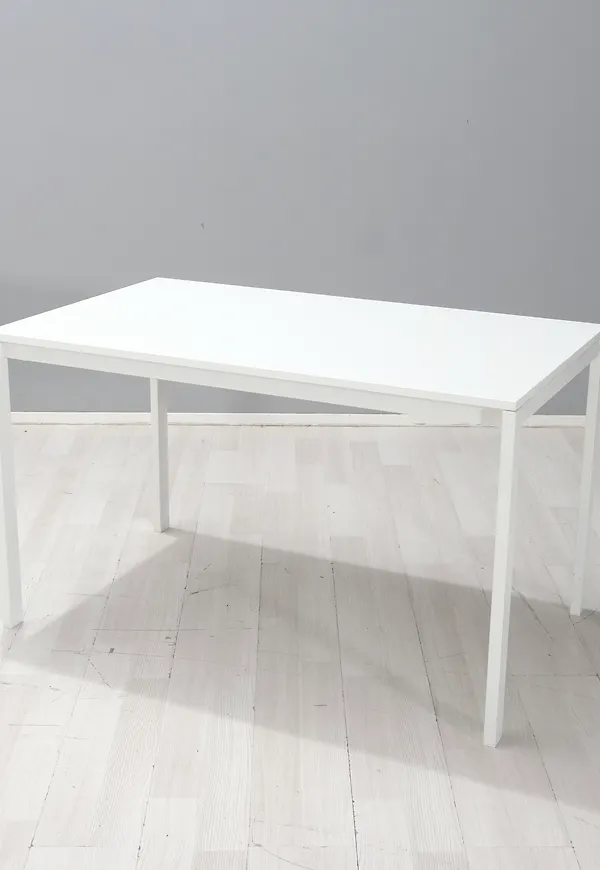 Komfortabel vit bord 2025 från Ikea.