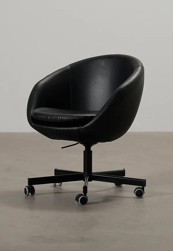 Riktigt trendig svart stol 2025 från Ikea.