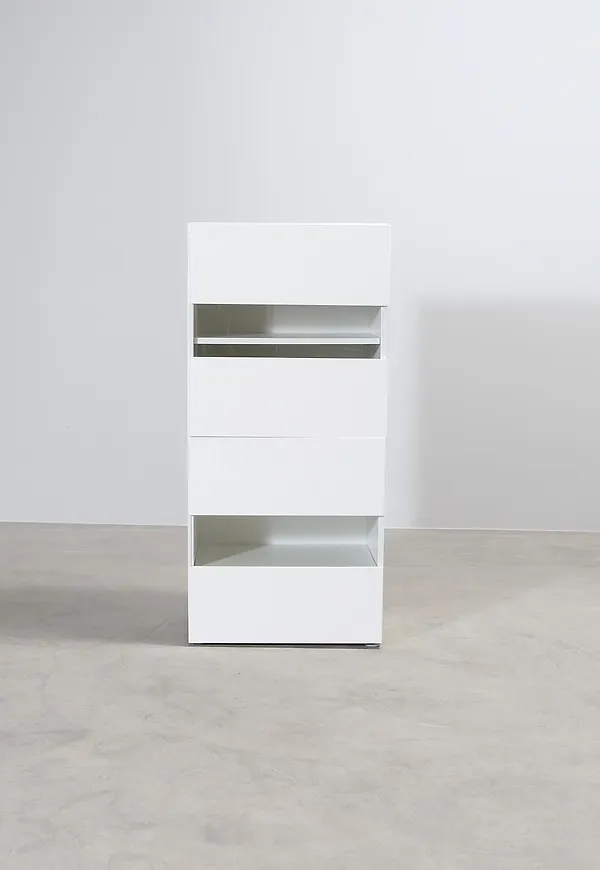 Vacker vit hylla 2025 från Ikea.