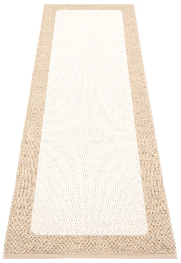 Snygg plastmatta 2025 från Pappelina.