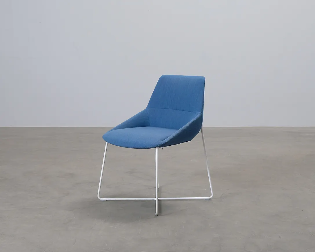 Otroligt snygg vit fåtölj 2025 från Inclass.