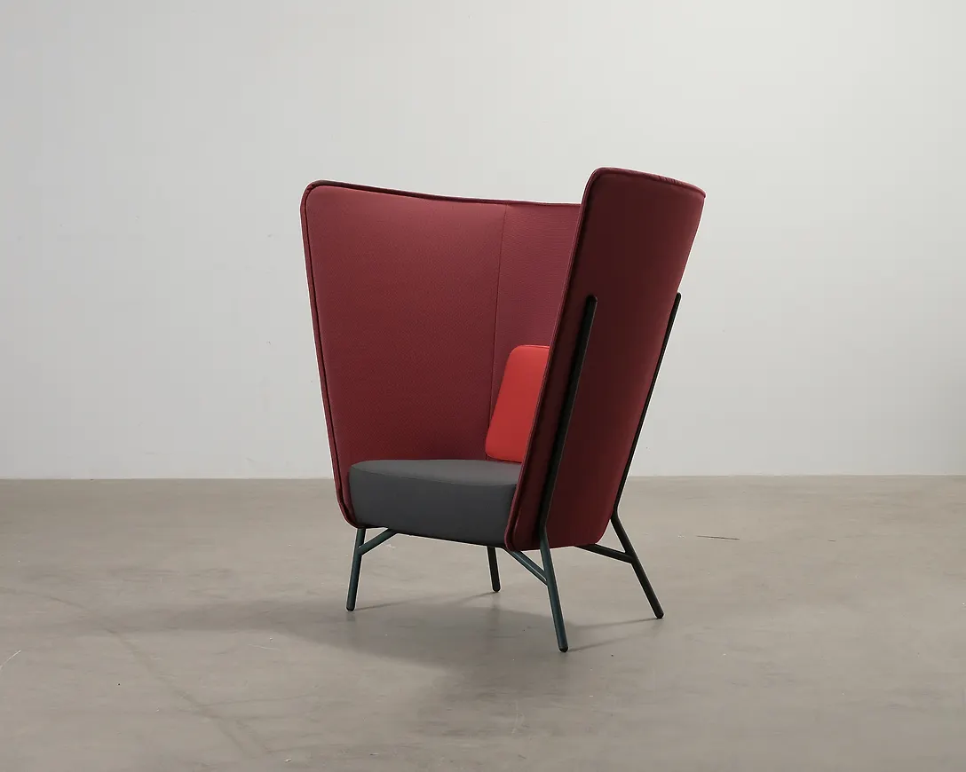 Röd Inno-fåtölj i vacker modell.