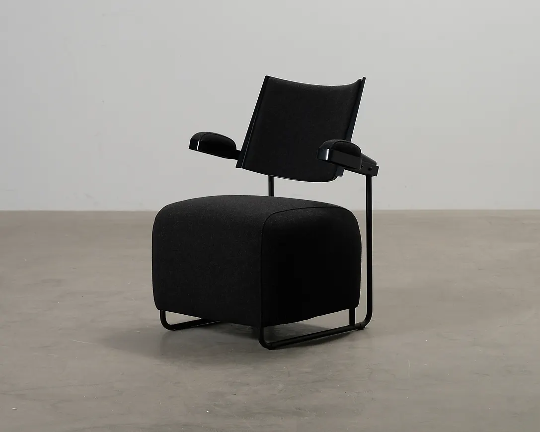 Härlig svart fåtölj 2025 från Inno.