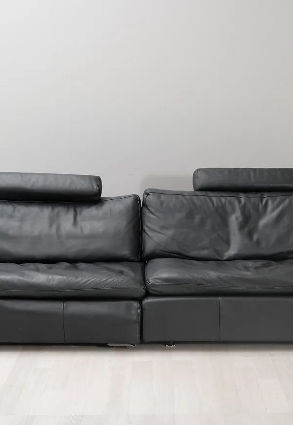 Svart Interface-skinnsoffa i otroligt fin modell.