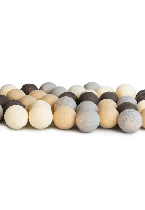 Komfortabel lampa i beiget från Irislights.