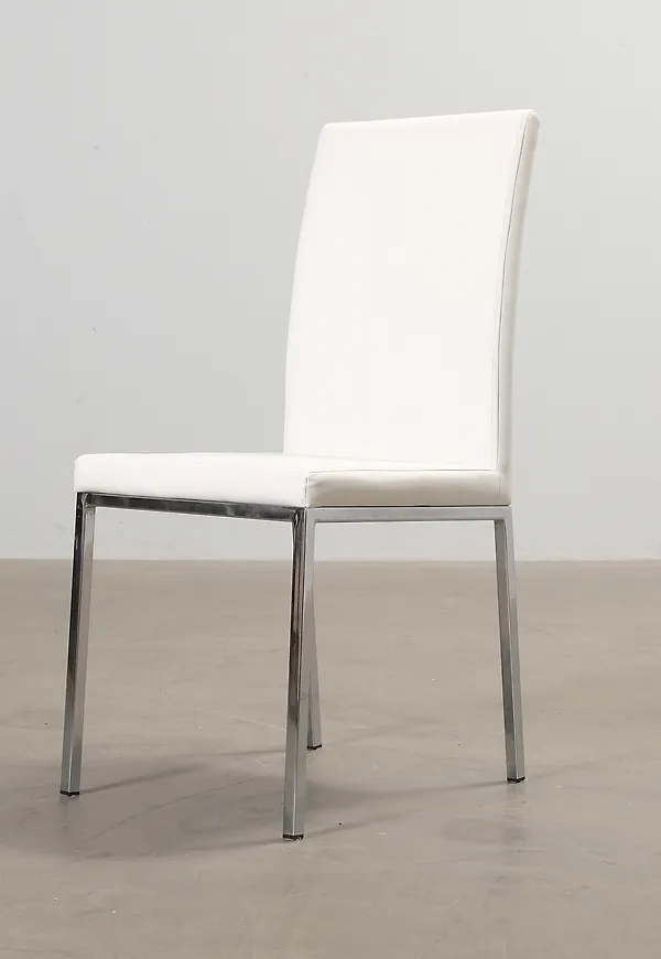 Modern vit matstol i läder från Isku.