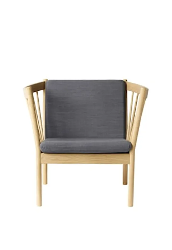 Fantastiskt fin fåtölj i ek 2025 från FDB Møbler.