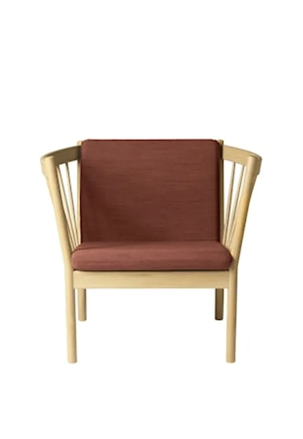 Stilriktig fåtölj i ek 2025 från FDB Møbler.