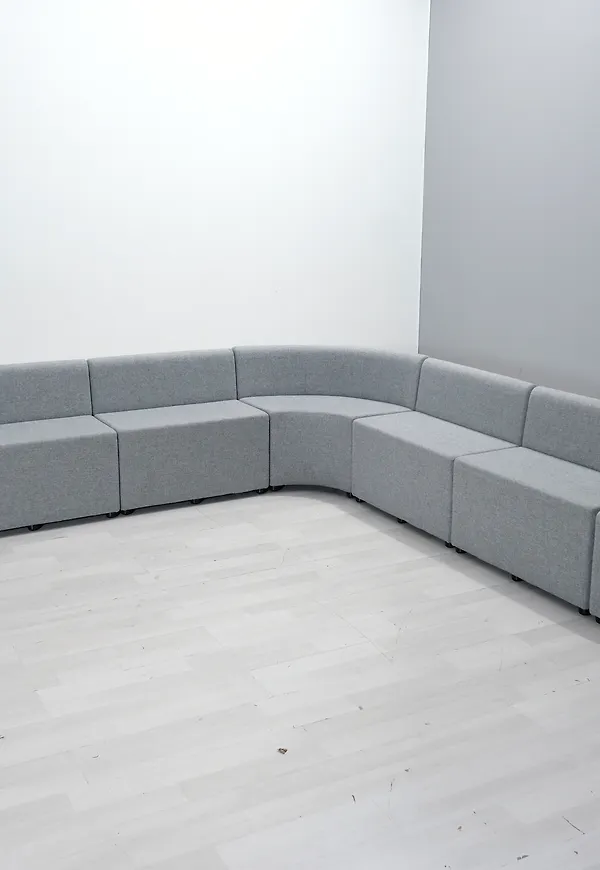 Vacker grå soffa 2025 från Johanson Design.