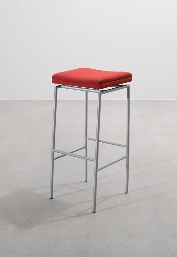 Fantastiskt snygg barpall i rött från Johanson Design.