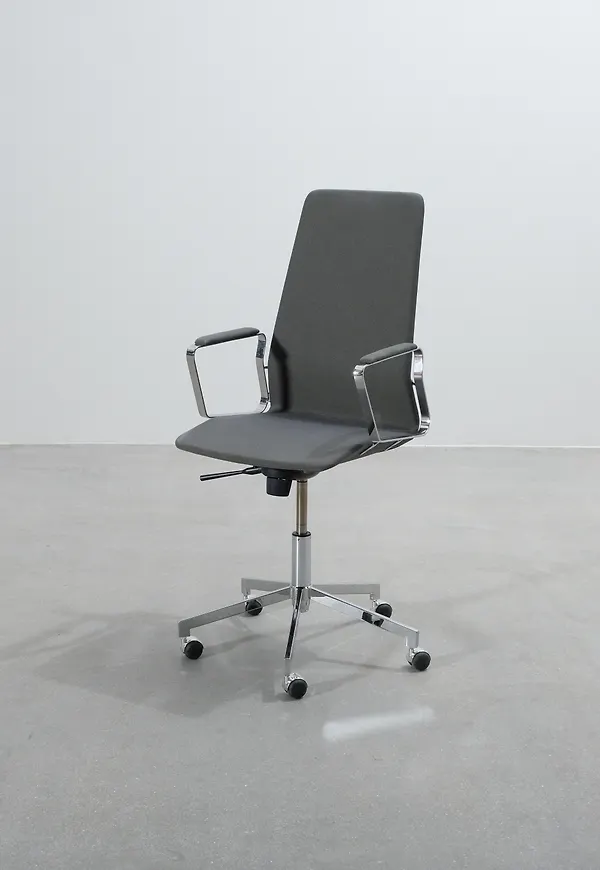 Komfortabel grå stol 2025 från Johanson Design.