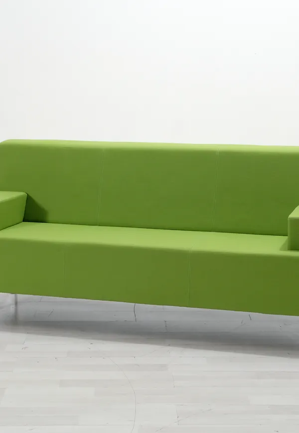 Grön Johanson Design-soffa i stilriktig modell.