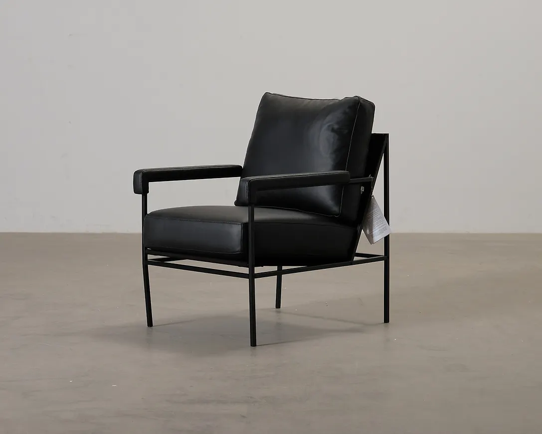 Fantastiskt snygg svart fåtölj i skinn från Jonas Ihreborn.