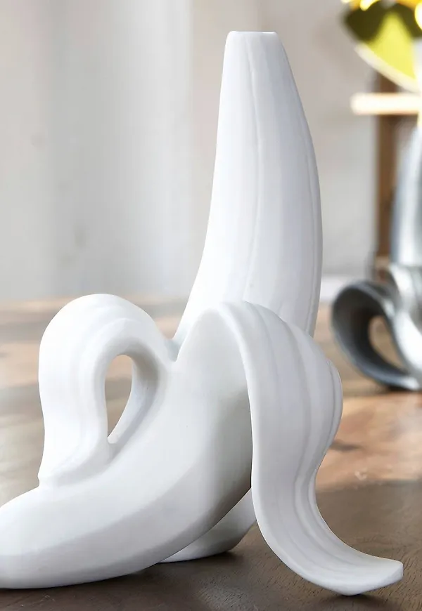 Komfortabel kruka i vitt från Jonathan Adler.