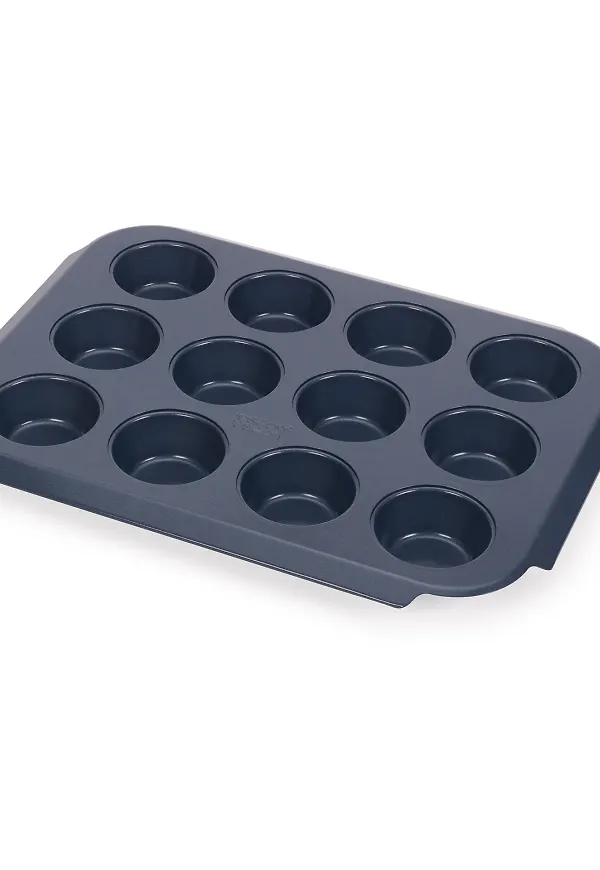 Blå Joseph Joseph-muffinsform i moderiktig modell.