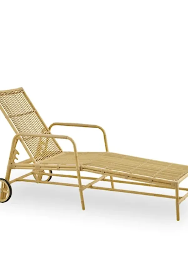 Modern sika design utemöbel i brun färg gjord i aluminium.