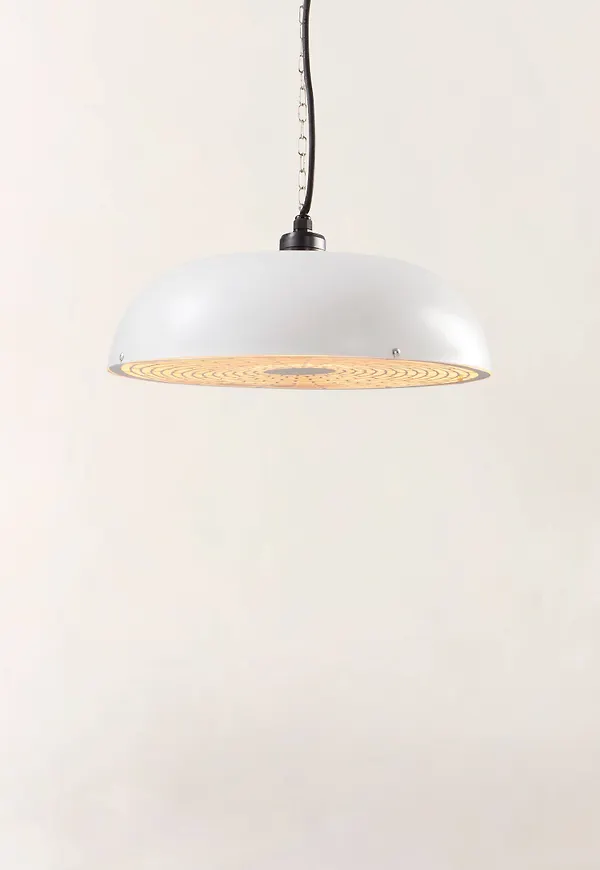 Modern vit lampa i aluminium från Jotex.