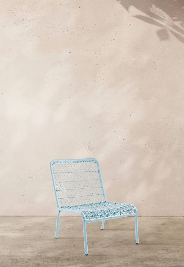 Modern stol i ljusblå färg gjord i aluminium.