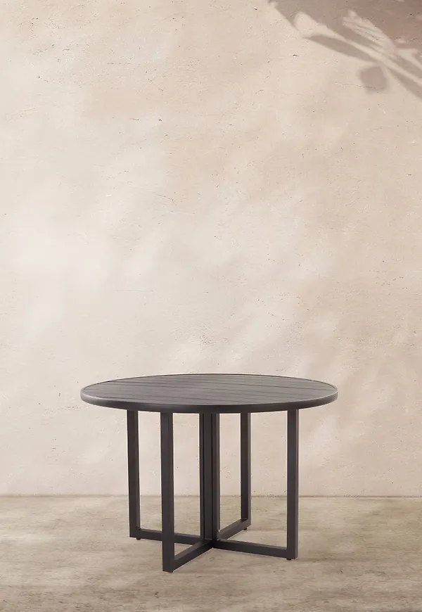 Vacker matbord i aluminium från Jotex.