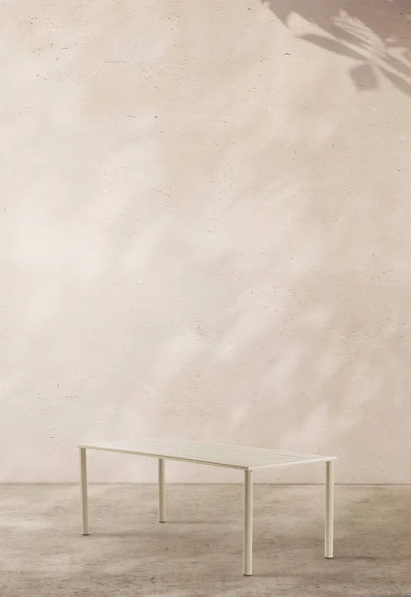 Ikonisk bord i beige färg gjord i aluminium.