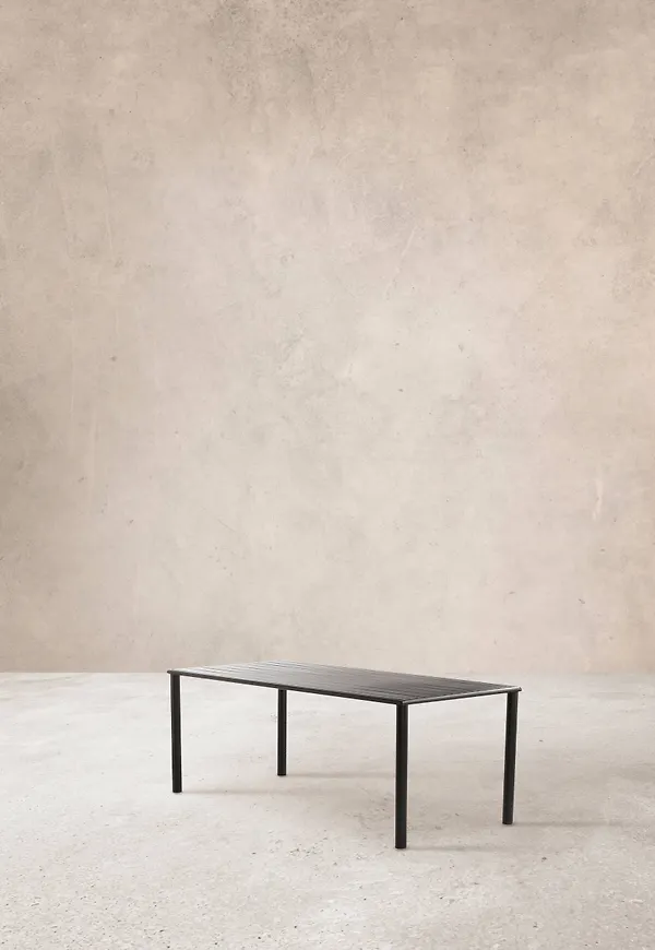 Svart Jotex-matbord i skön modell.