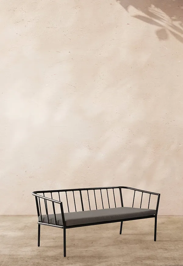 Svart Jotex-aluminiumsoffa i söt modell.