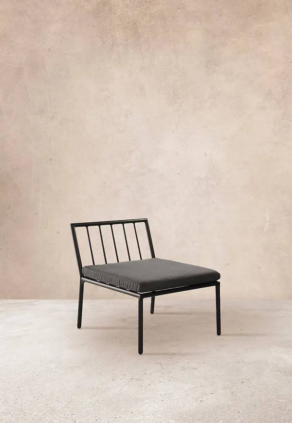 Svart Jotex-utemöbel i stilriktig modell.