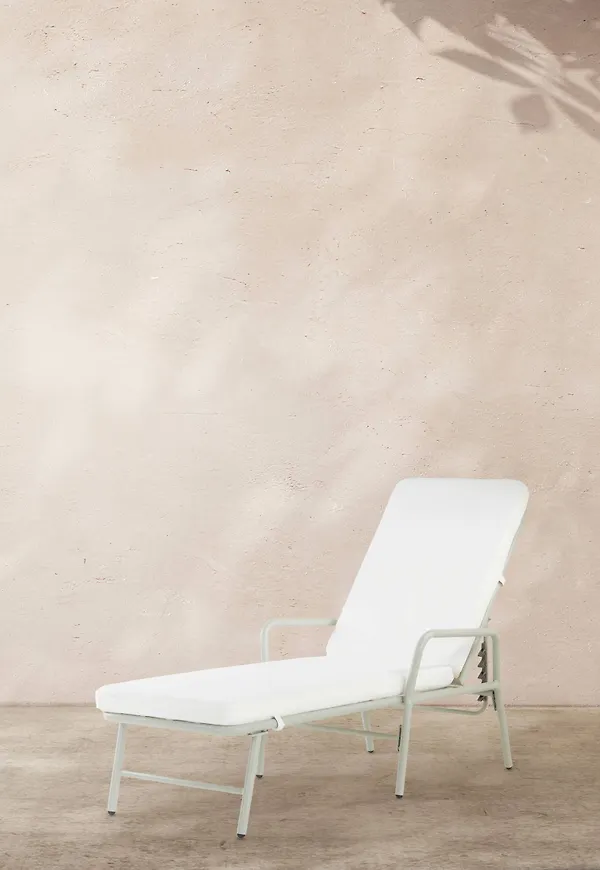 Vacker solsäng i aluminium från Jotex.