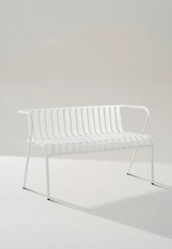 Ikonisk soffa i vit färg gjord i aluminium.