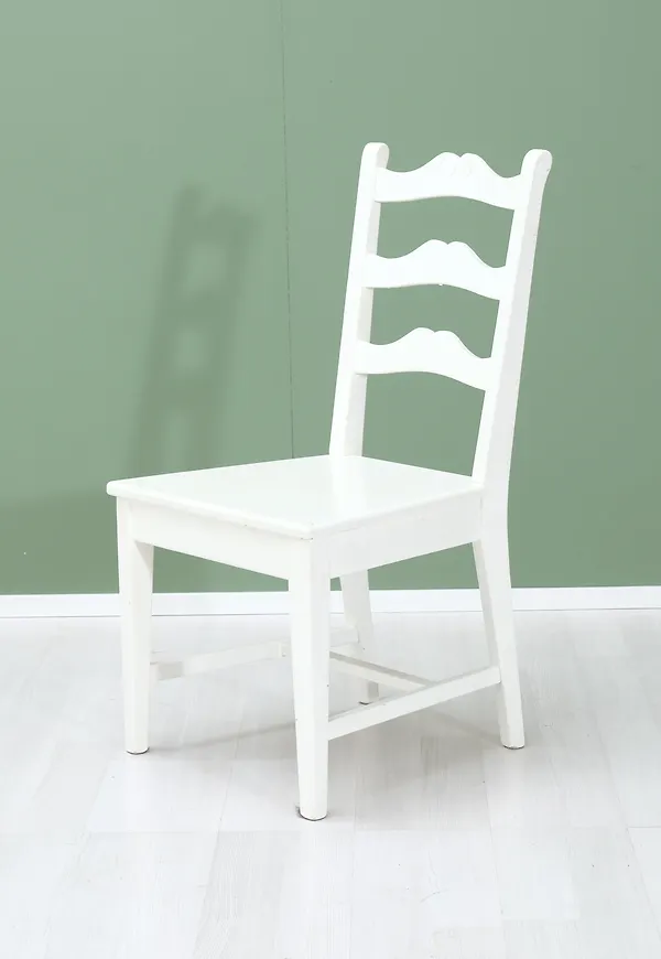 Otroligt fin matstol i vitt från Junet.