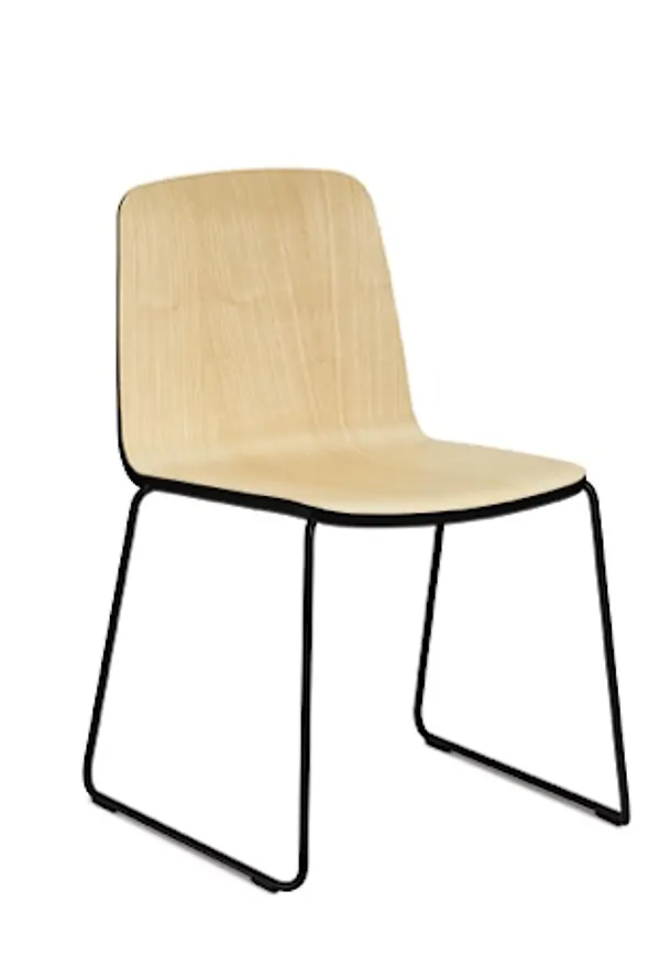 Moderiktig stol i beiget från Normann Copenhagen.