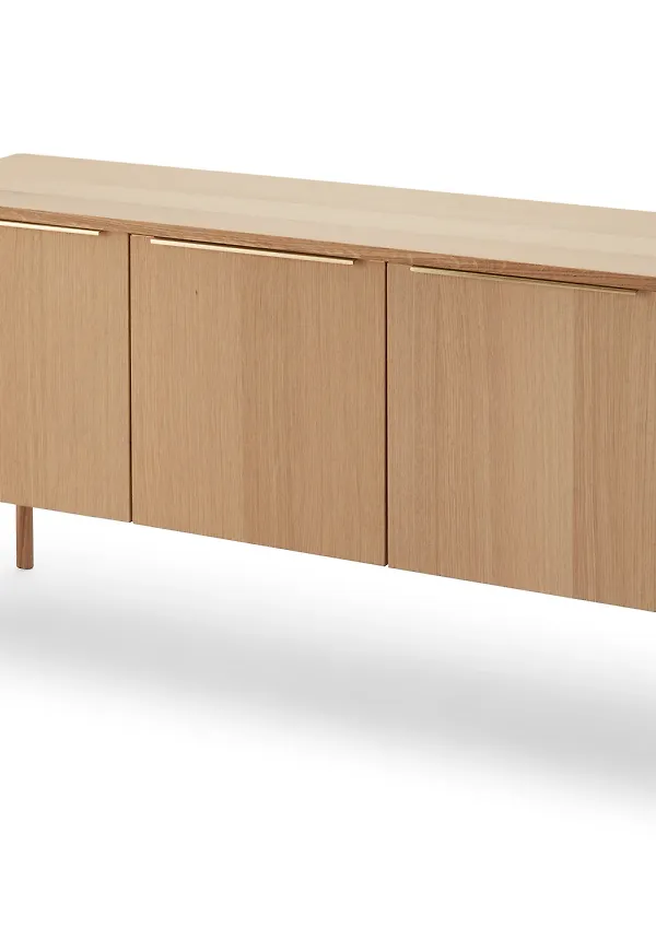 Stilriktig förvaringsmöbel i ek från Skagerak.