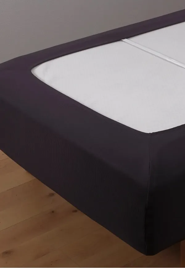 Riktigt trendig Säng som passar bra vid många olika tillfällen.