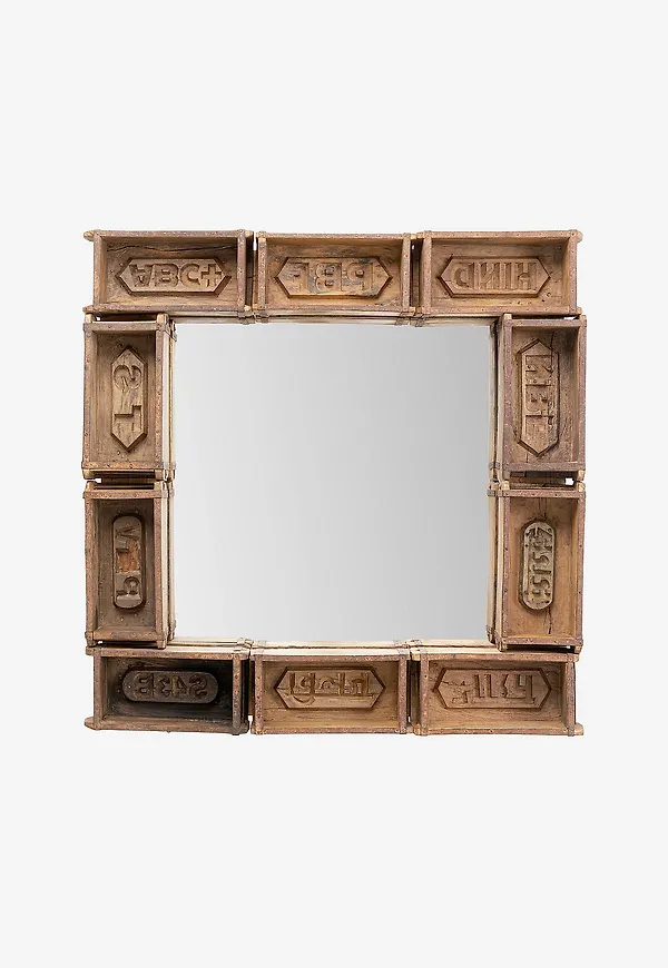 Brun KARE Design-väggspegel i stilren modell.