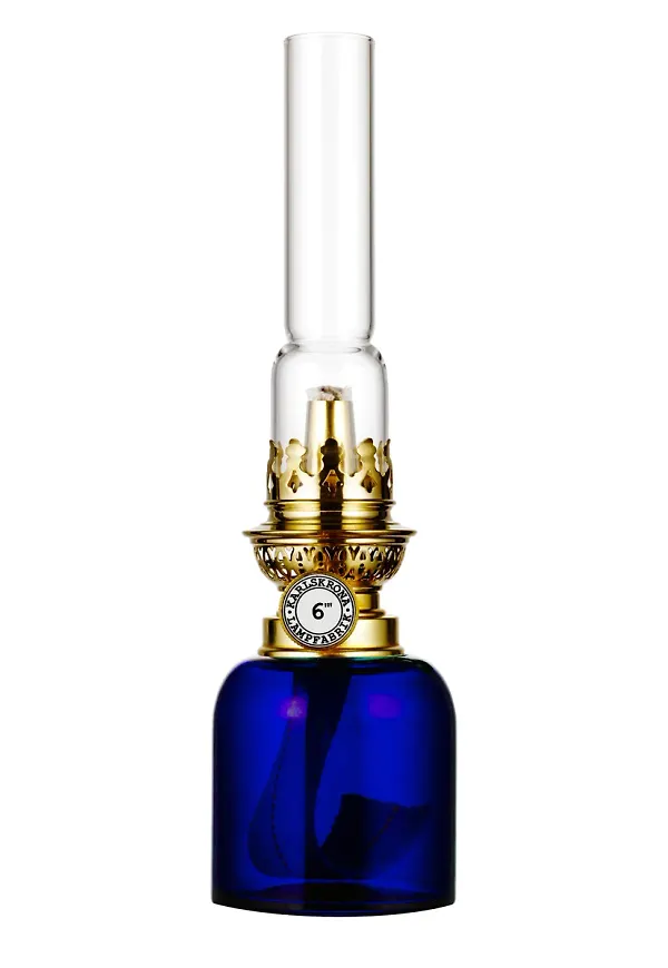 Smickrande fotogenlampa i blått från Karlskrona Lampfabrik.