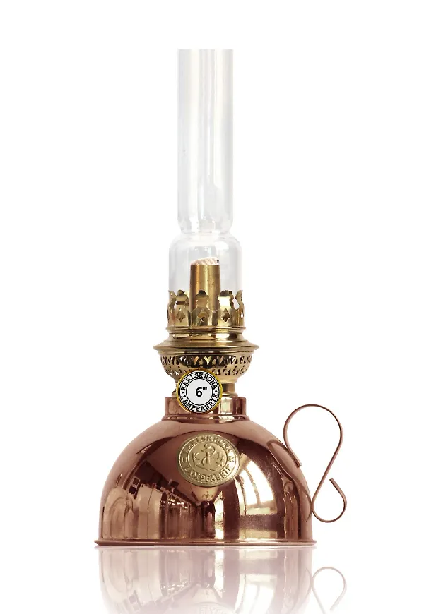 Elegant guldfärgad lampa 2026 från Karlskrona Lampfabrik.