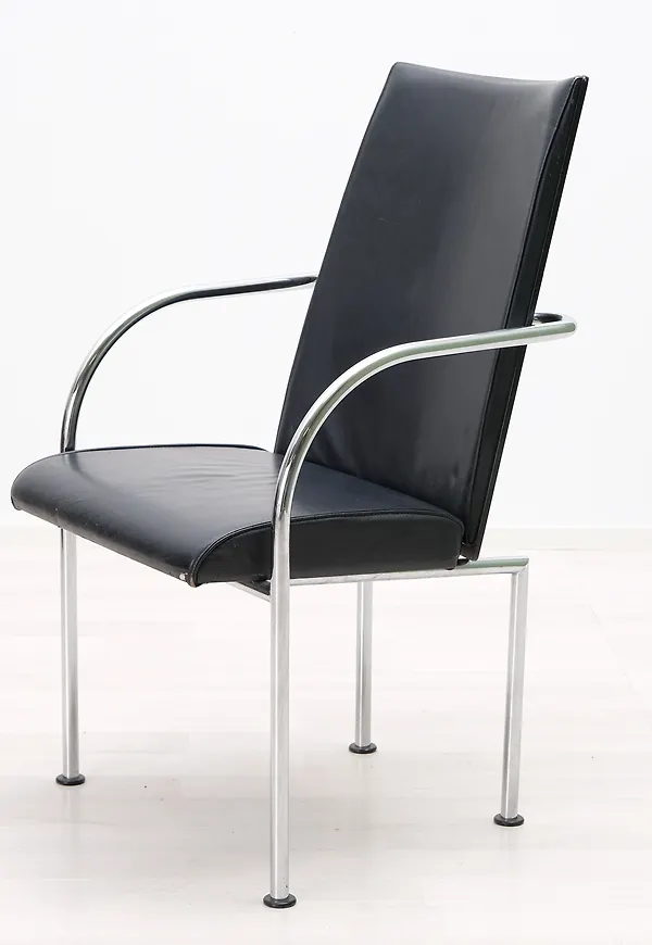 Svart karmstol som passar perfekt till hösten 2025!