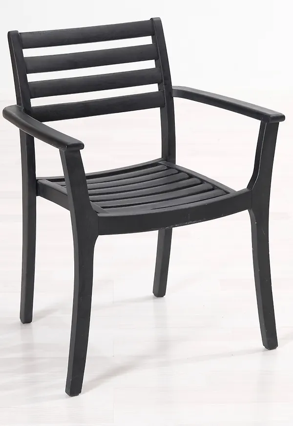 Svart karmstol som passar perfekt till hösten 2025!