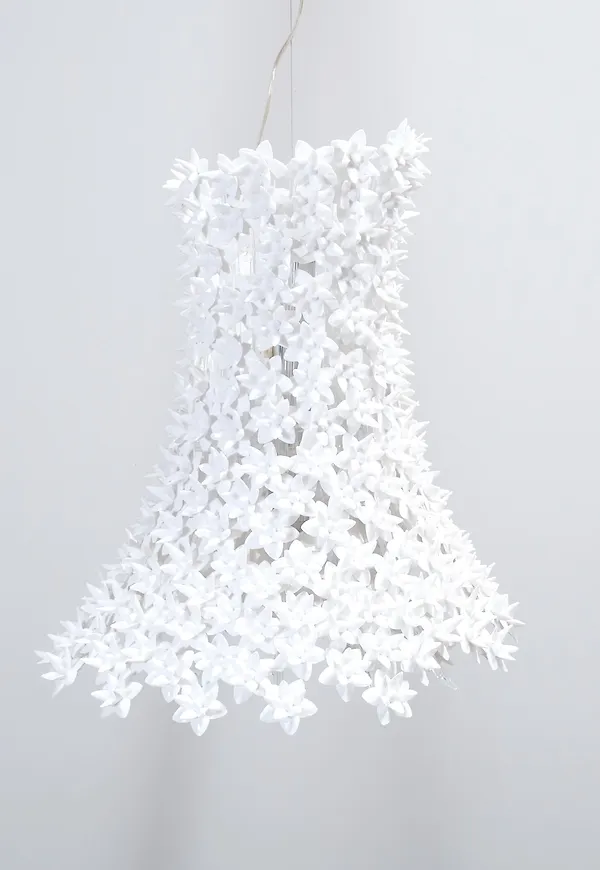 Klassisk vit lampa 2025 från Kartell.