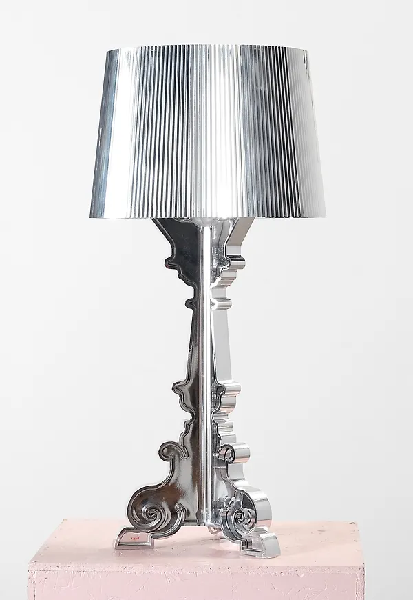Modern bordslampa i silver från Kartell.