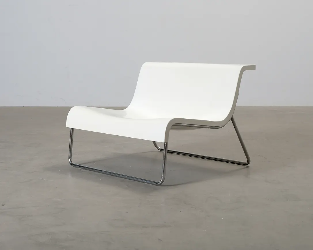 Fantastiskt fin vit fåtölj 2026 från Kartell.