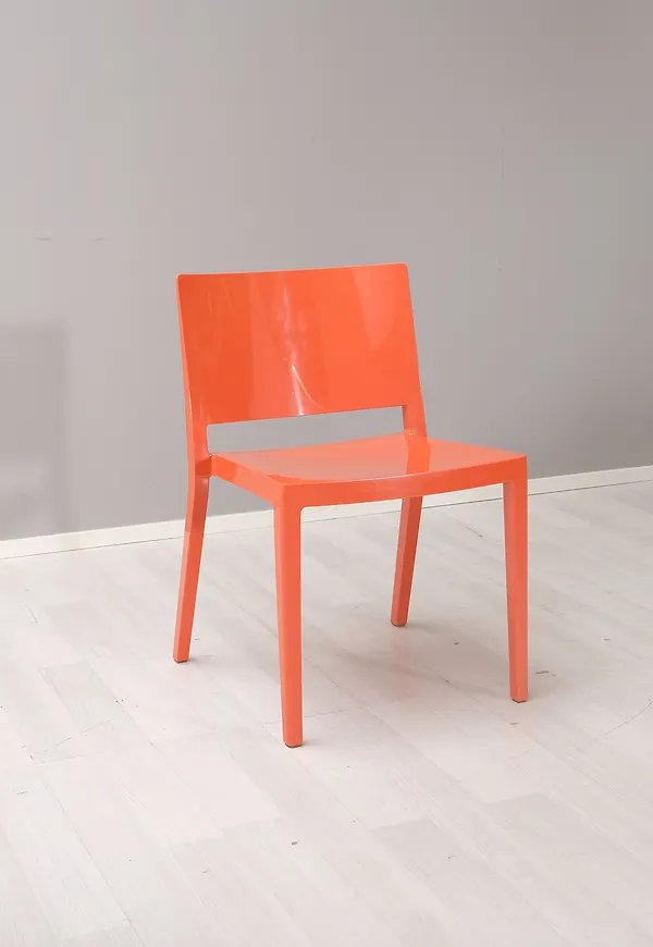 Riktigt snygg röd stol 2025 från Kartell.