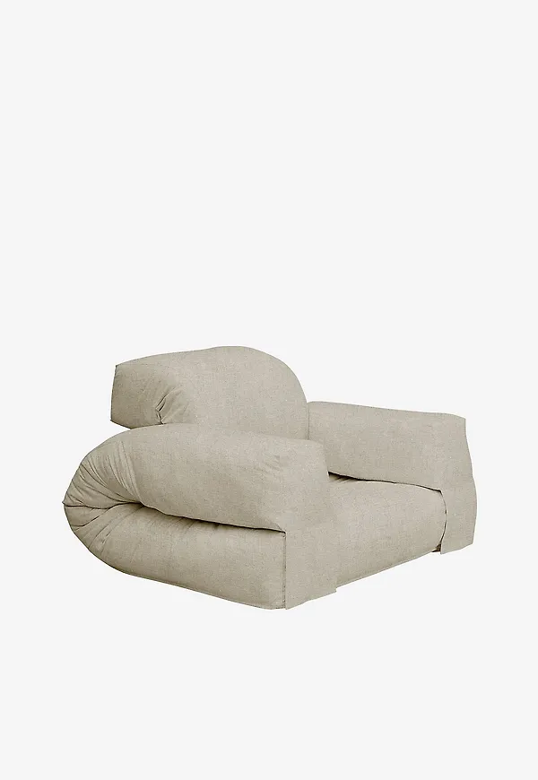 Stilren beige fåtölj 2026 från Karup.