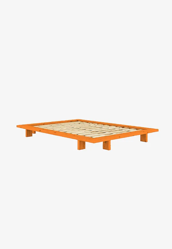 Fin säng i oranget från Karup.