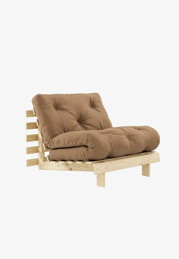 Brun Karup-loungestol i modern modell.