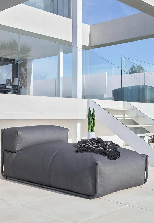 Grafitgrå Kave Home-loungesäng i fin modell.