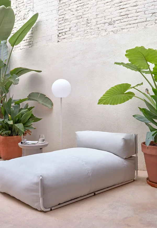 Skön loungesäng i grått från Kave Home.