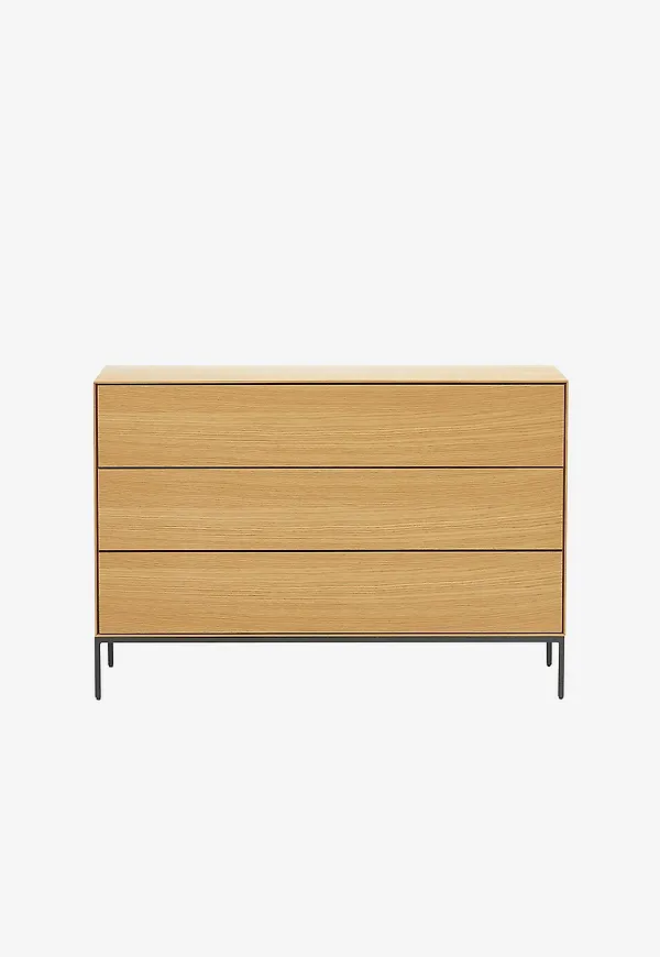 Moderiktig byrå i ek från Kave Home.