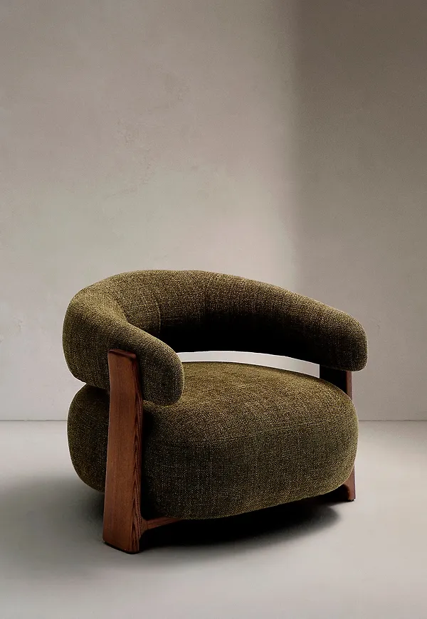 Jättefin fåtölj i grönt från Kave Home.